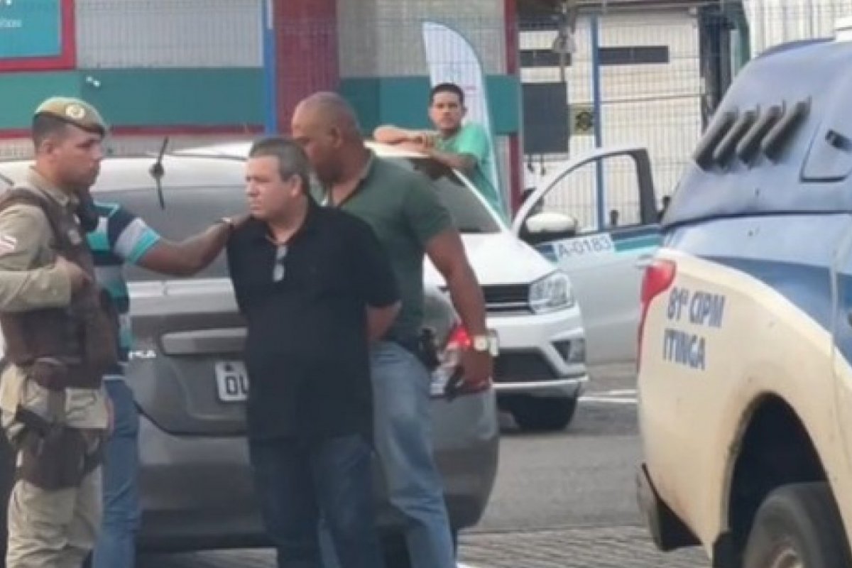 Ex-assessor é preso em flagrante, após denúncia de deputado; confira vídeo
