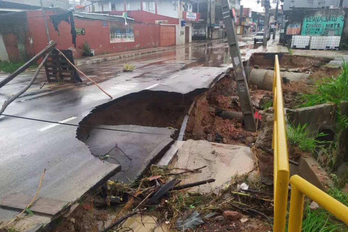 Chuva: moradores de Camaçari (BA) sofrem com transtornos causados pela frente fria