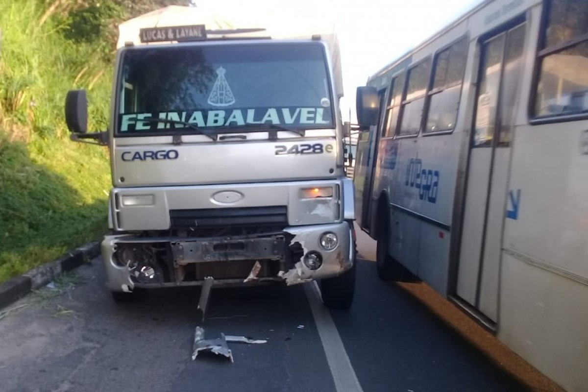 Batida entre caminhão, ônibus e carro deixa trânsito lento em Salvador