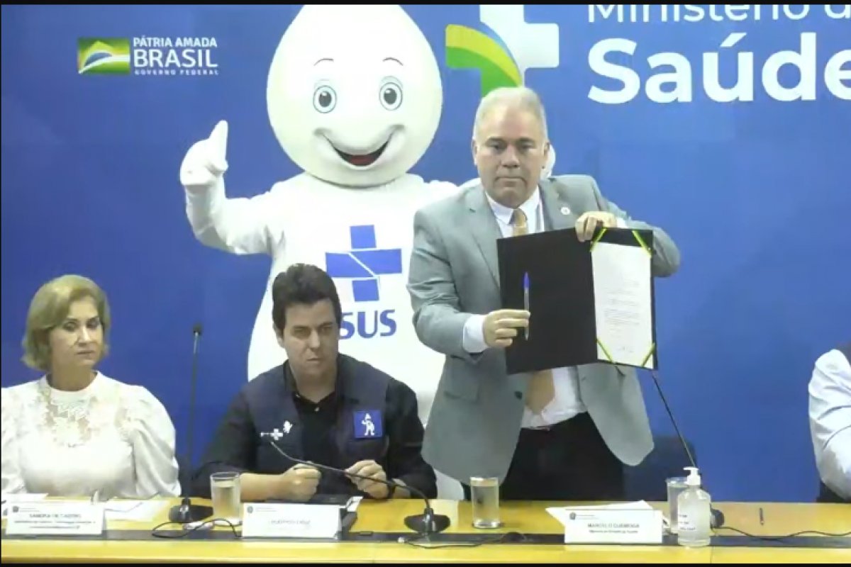 Ministro da Saúde assina portaria para encerrar emergência sanitária no Brasil