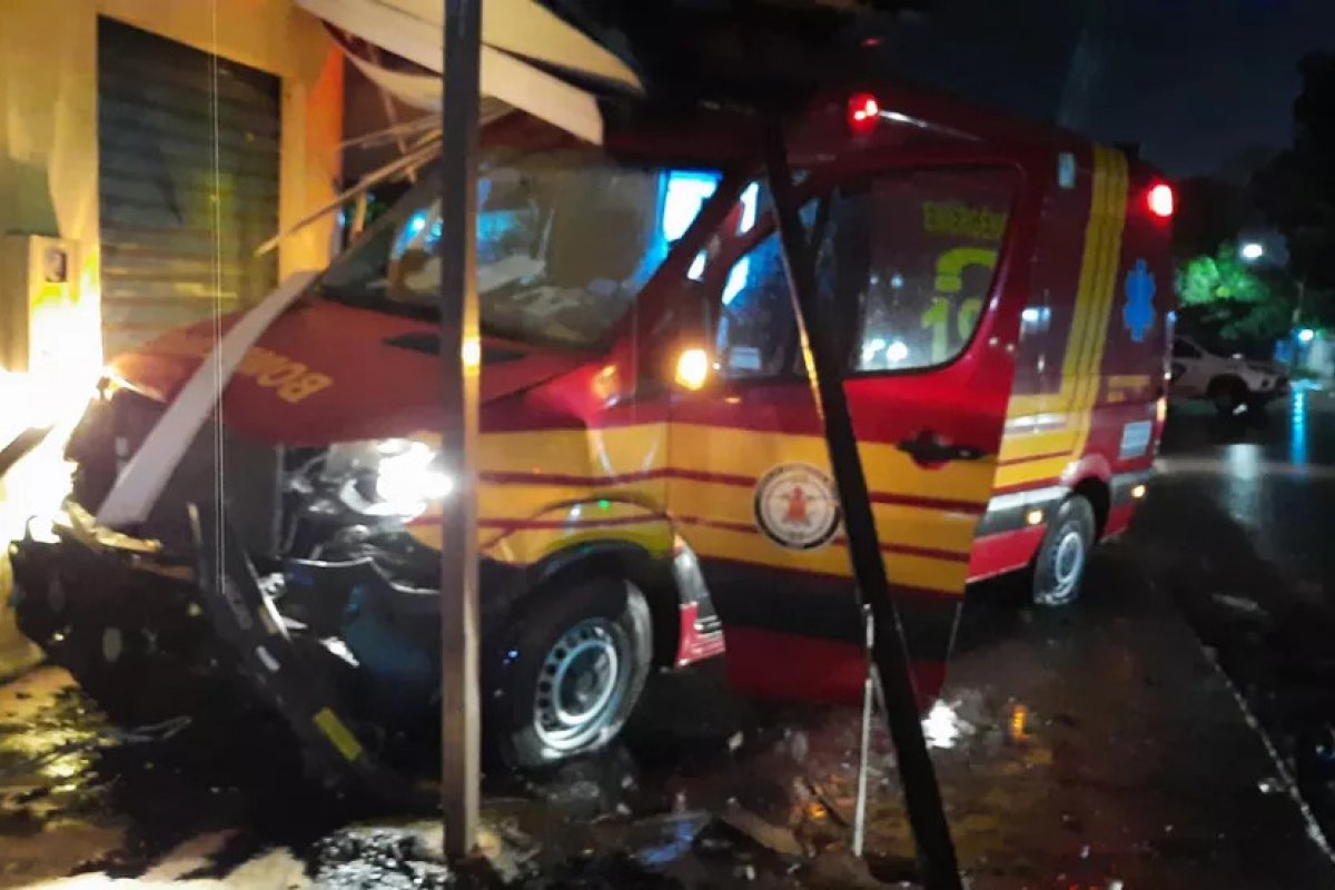Ambulância bate durante resgate de vítima de acidente de trânsito