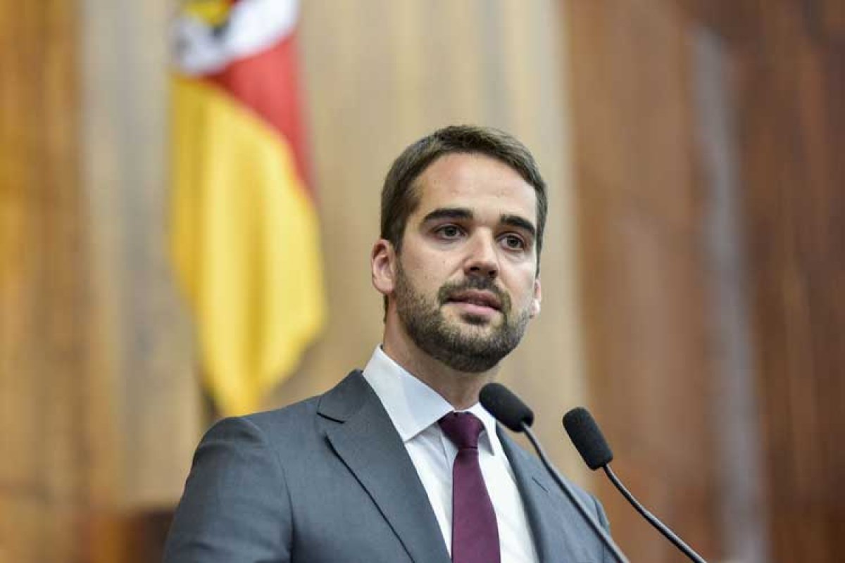 Eduardo Leite afirma desistência da candidatura e apoia João Doria