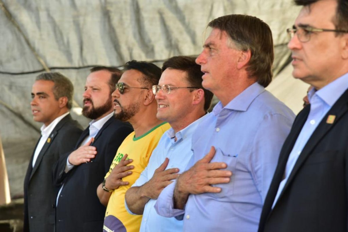 Vídeo: Bolsonaro participa de motociata com apoiadores em Porto Seguro (BA)