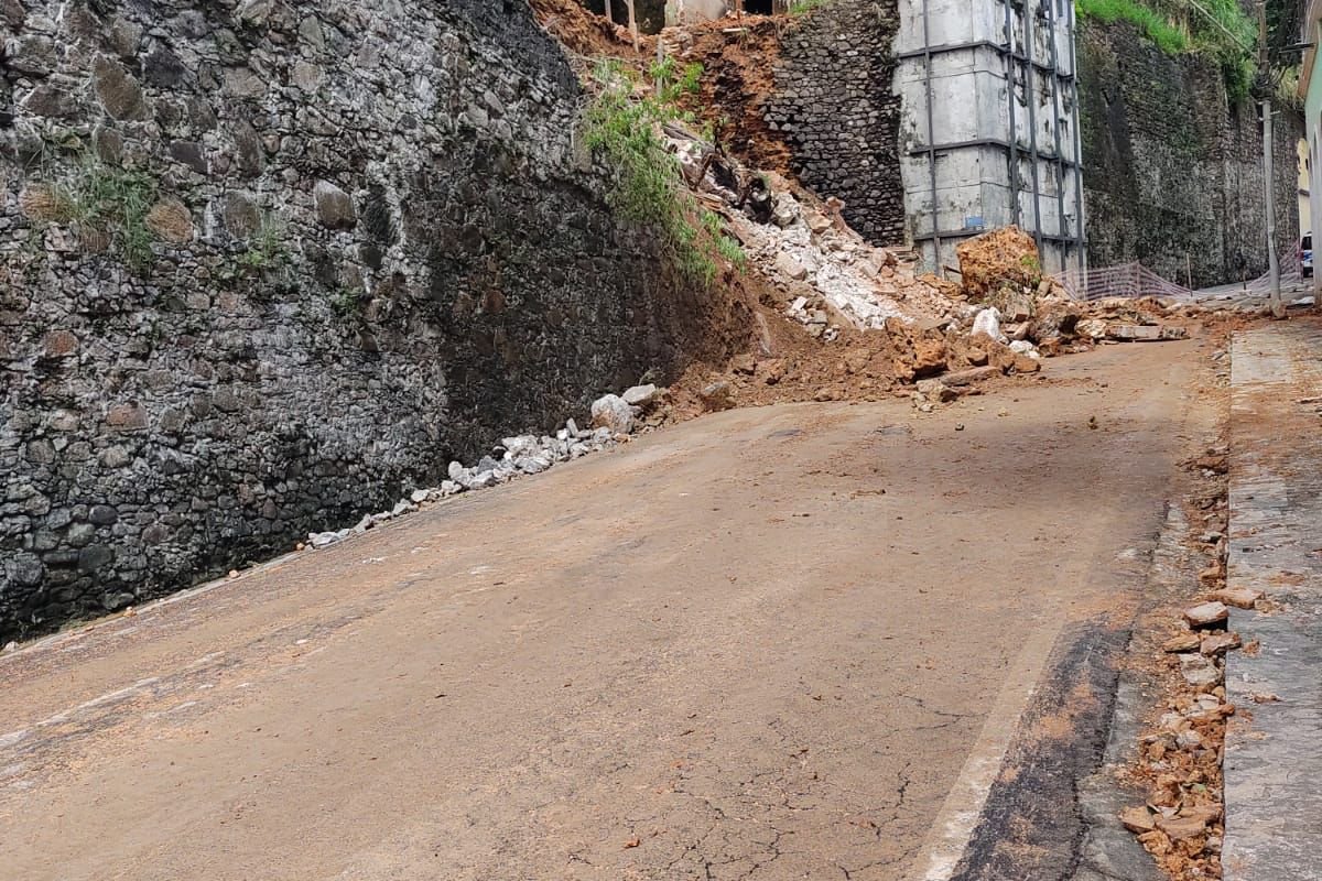 Conder retira entulho da Ladeira da Montanha