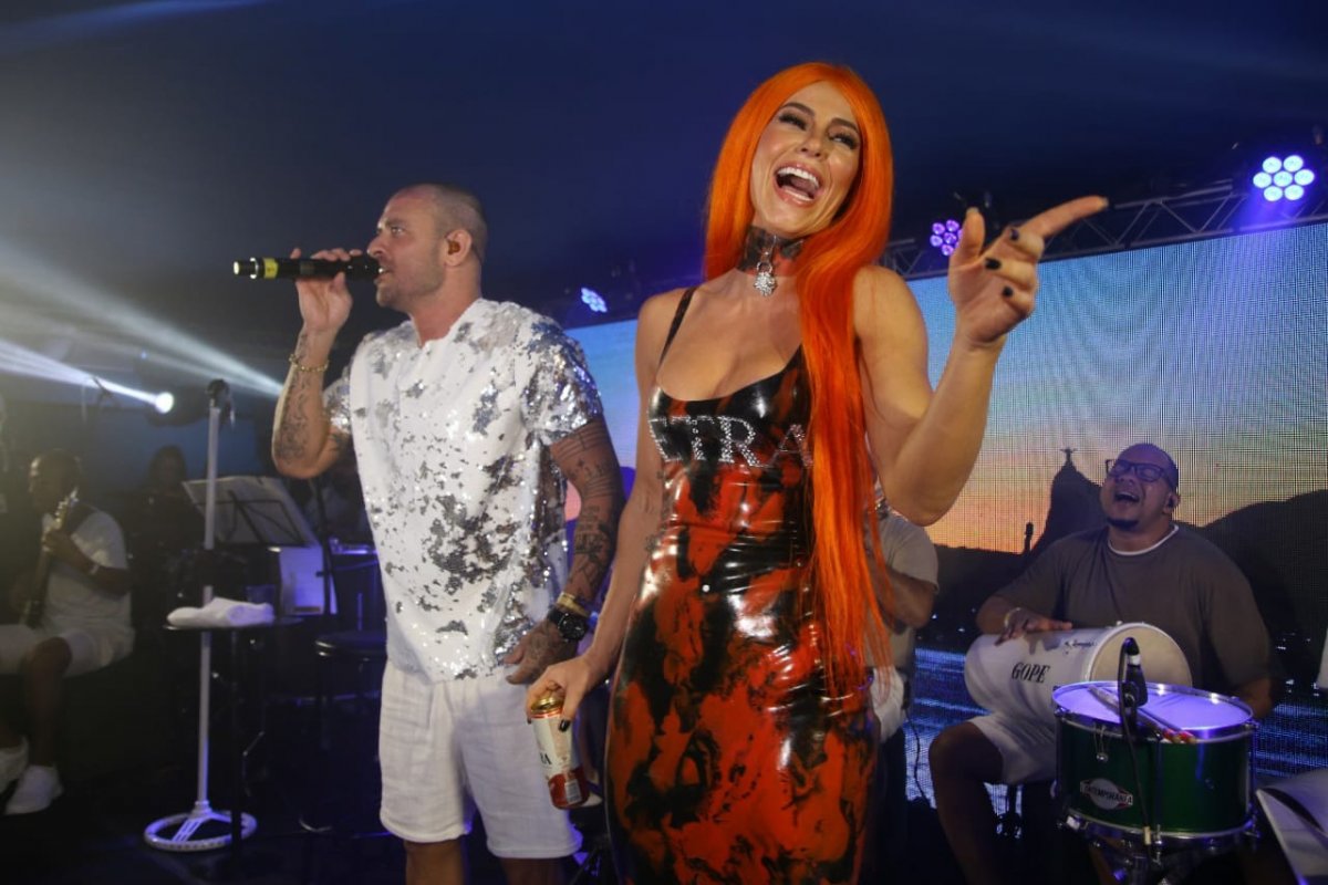 Paola Oliveira que é musa e embaixadora da cerveja Petra, curte a folia com amigos e o namorado Diogo Nogueira!