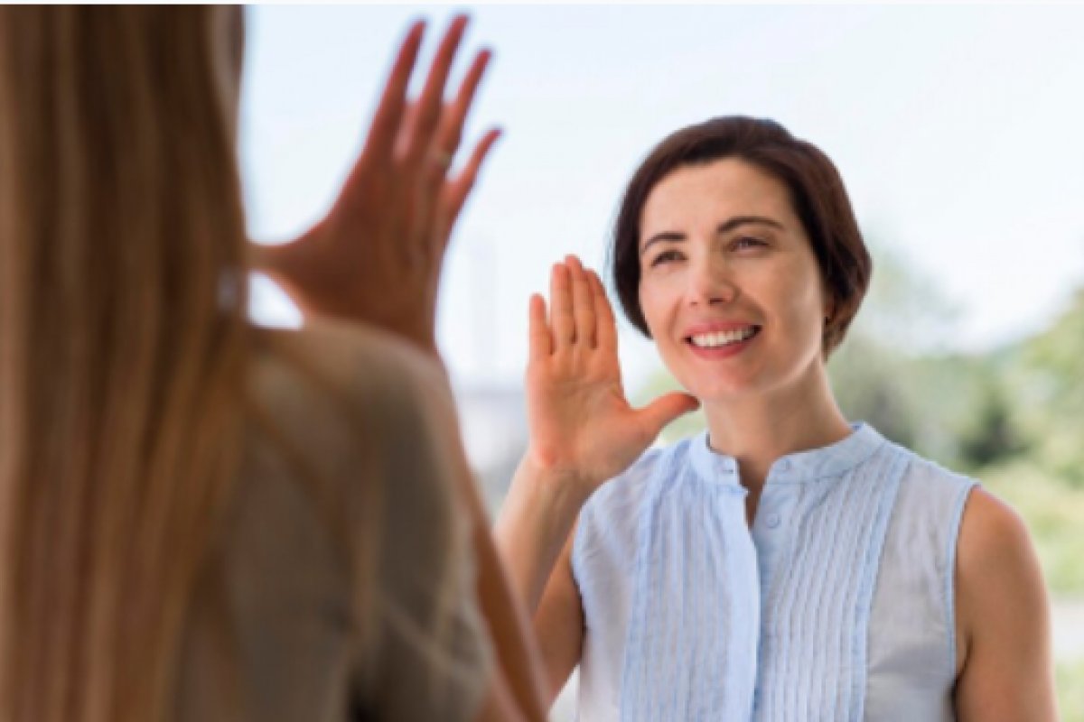 Lei que reconhece Libras como língua oficial do país completa 20 anos