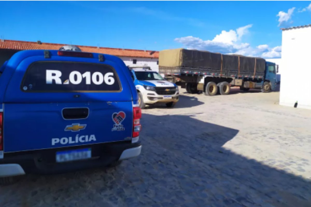 Polícia da Bahia recupera carga com 50 toneladas de farinha de trigo roubada em Minas Gerais