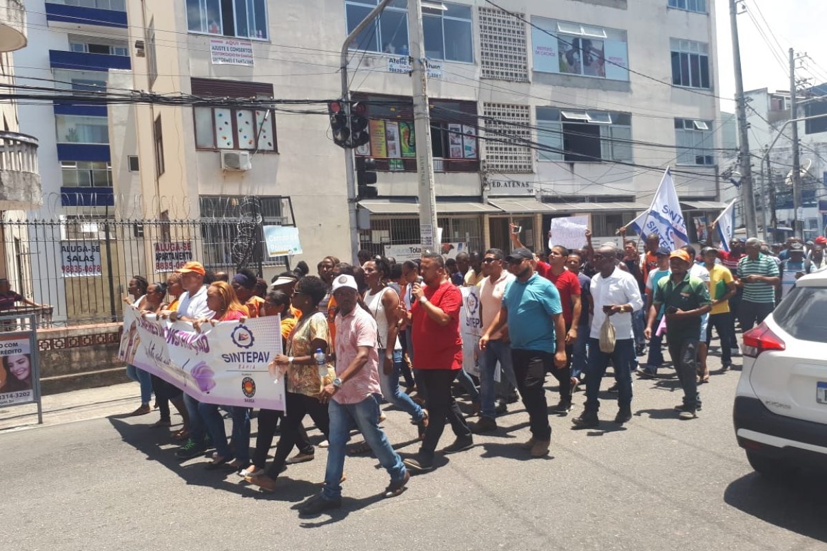 Protesto dos construtores civis obstrui trânsito na Av. Sete