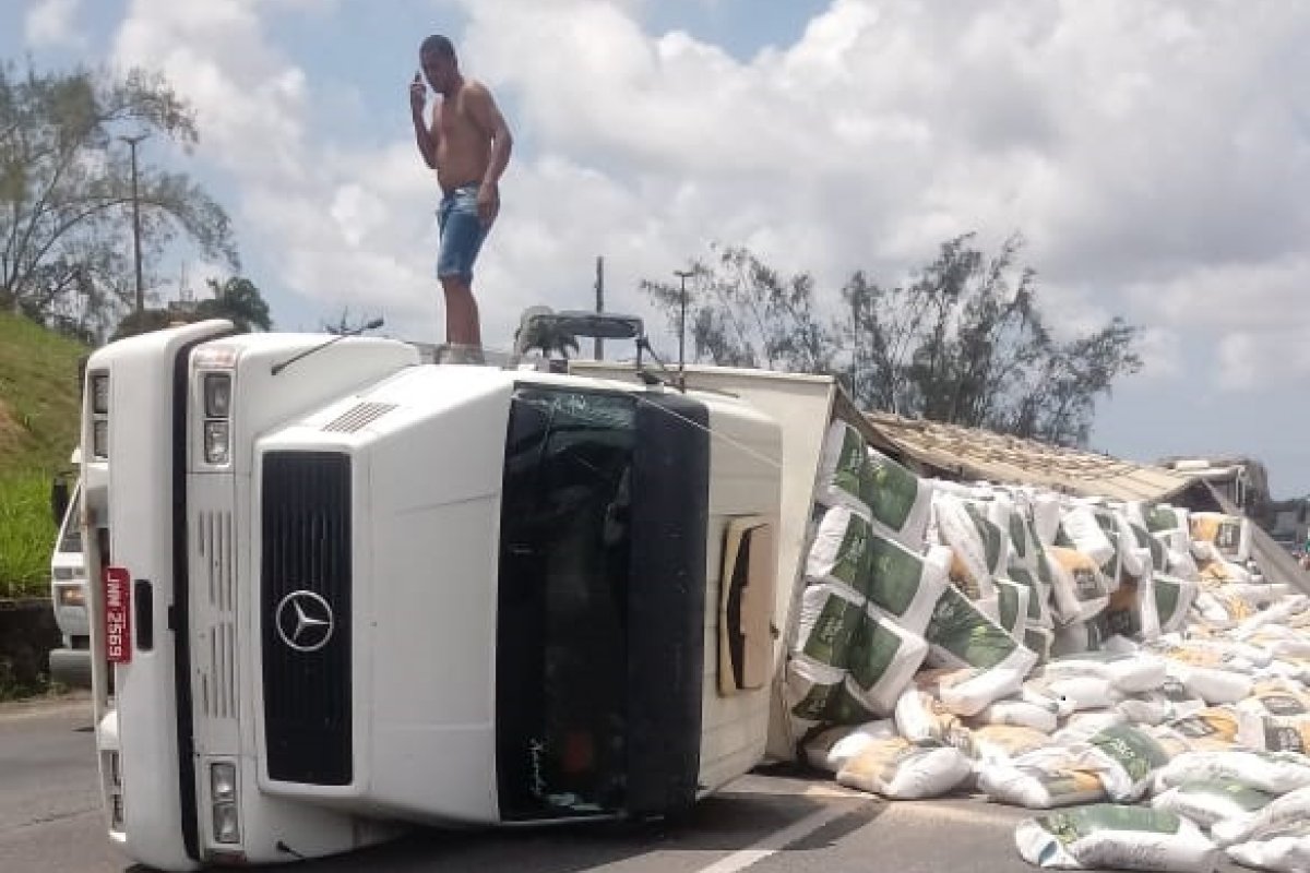 Caminhão tomba e deixa pista interditada em Simões Filho
