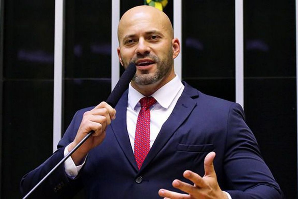 Moraes dá 48 horas para defesa de Daniel Silveira se manifestar sobre indulto de Bolsonaro