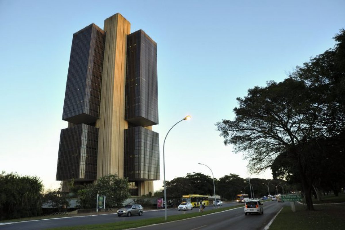 Banco Central volta a divulgar projeções do mercado após um mês, e estimativa de inflação chega a 7,65%