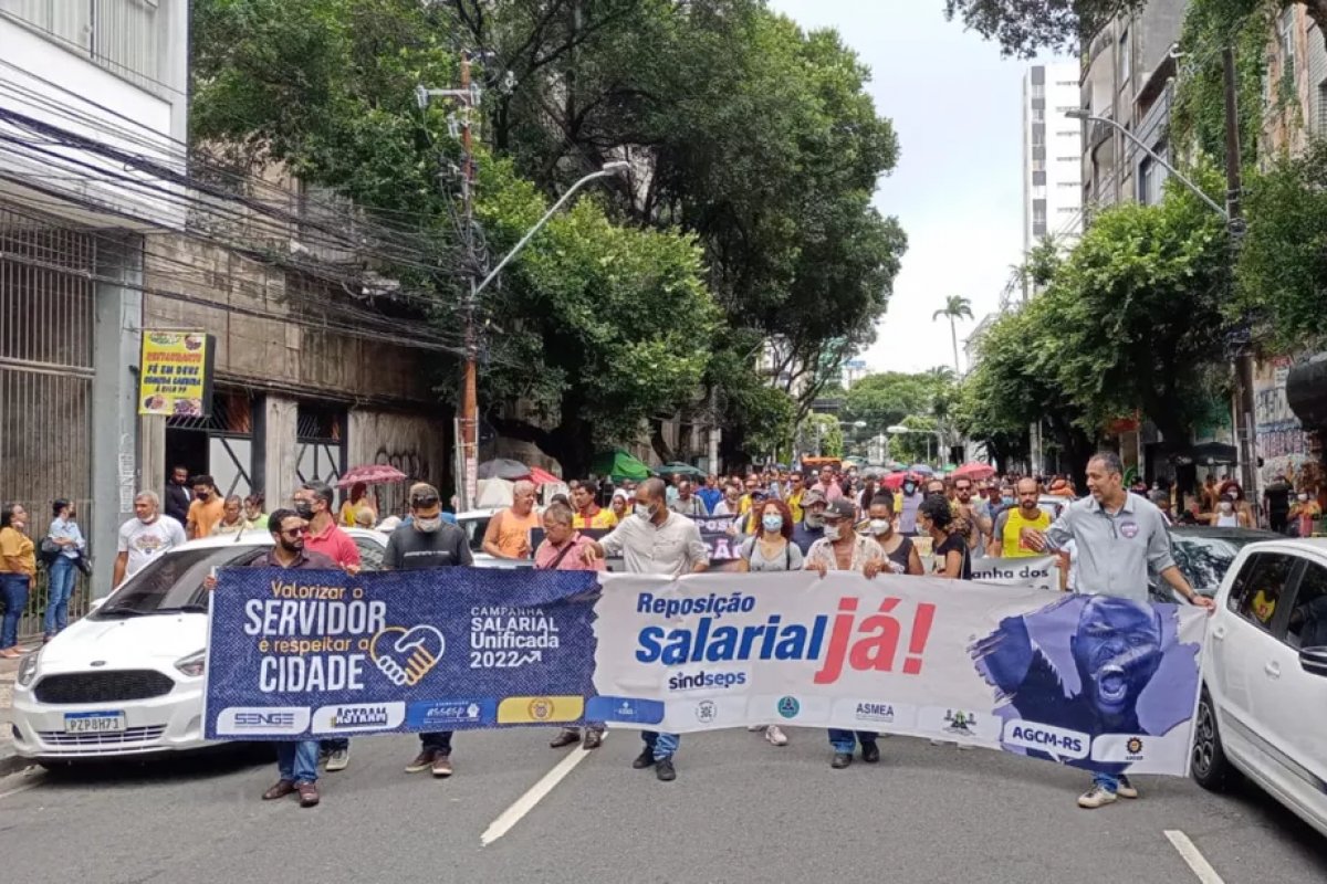 Salvador: servidores da prefeitura realizam protesto para cobrar reajuste salarial