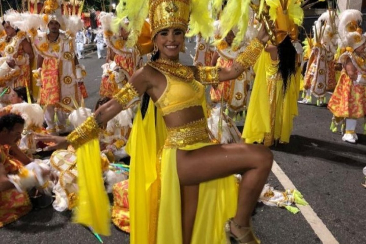 Nayane Lingerie veste ala “Angels” durante desfile da Escola de Samba União da Ilha do Governador