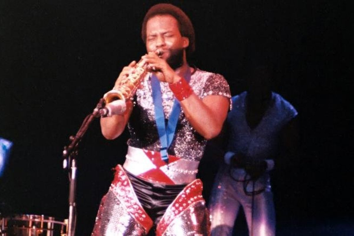 Morre Andrew Woolfolk, da clássica banda Earth, Wind and Fire