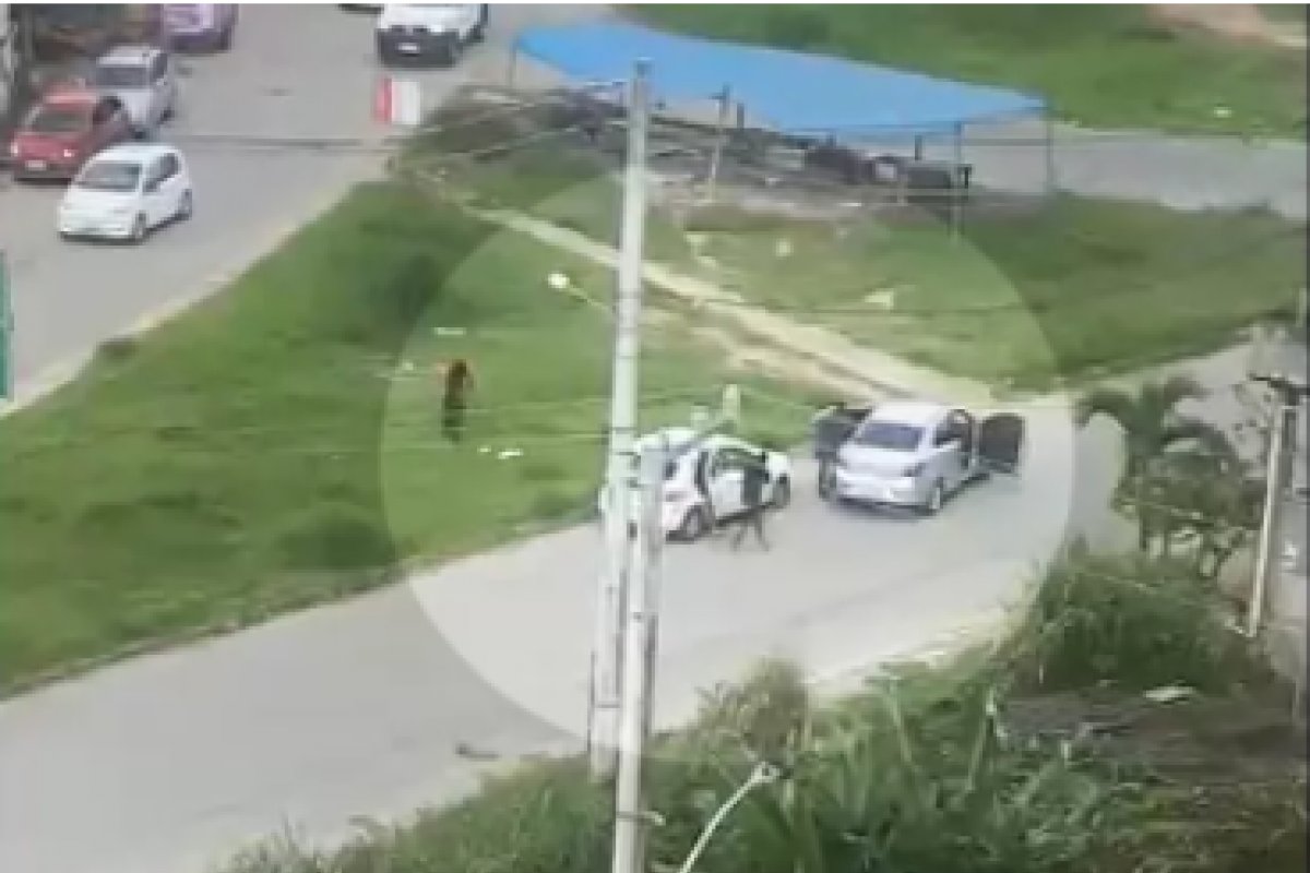 Polícia encontra homem morto dentro de carro no bairro de Cajazeiras IV, em Salvador