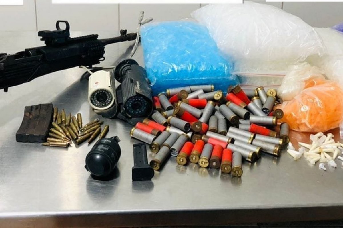 Fuzil, granada e drogas são apreendidas durante ação em bairro de Salvador