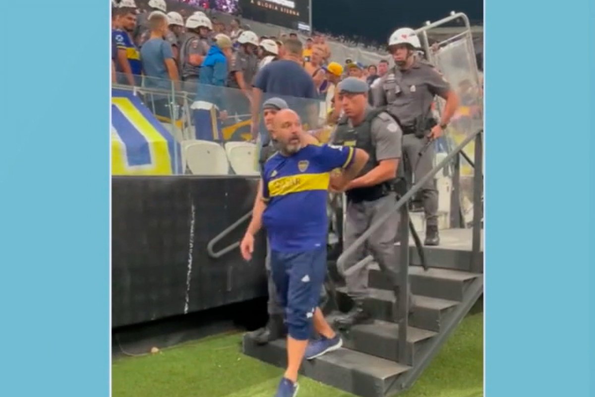 Torcedor do Boca Juniors preso após imitar macaco é solto ao pagar fiança e retorna à Argentina