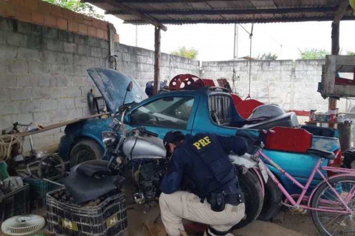 Ponto de desmanche de carros é descoberto no extremo sul da Bahia