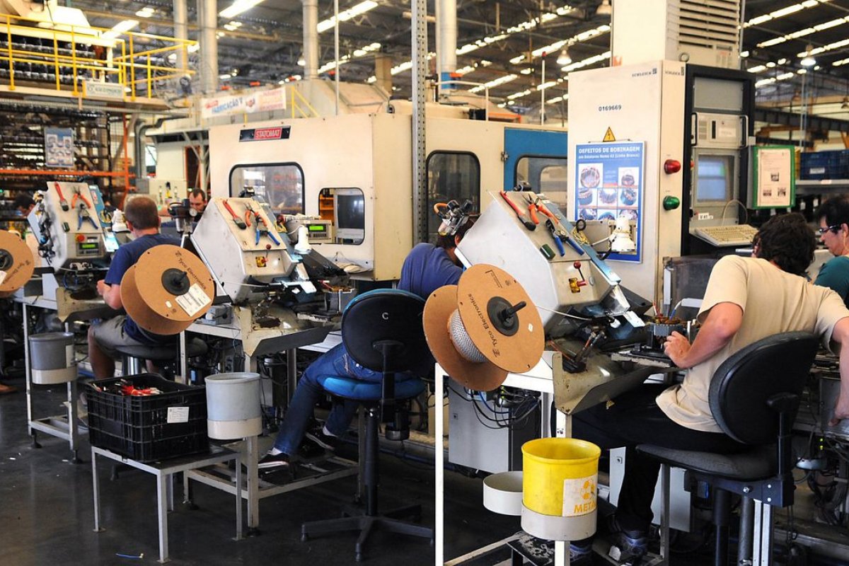 Indústria de máquinas aponta queda de 6,8% do faturamento em março