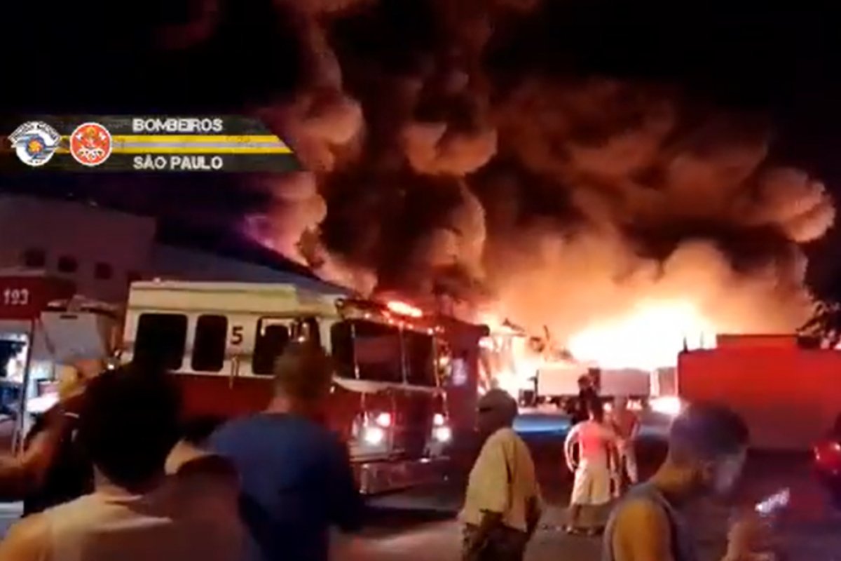Vídeo: incêndio atinge galpão próximo ao aeroporto de Guarulhos, em São Paulo