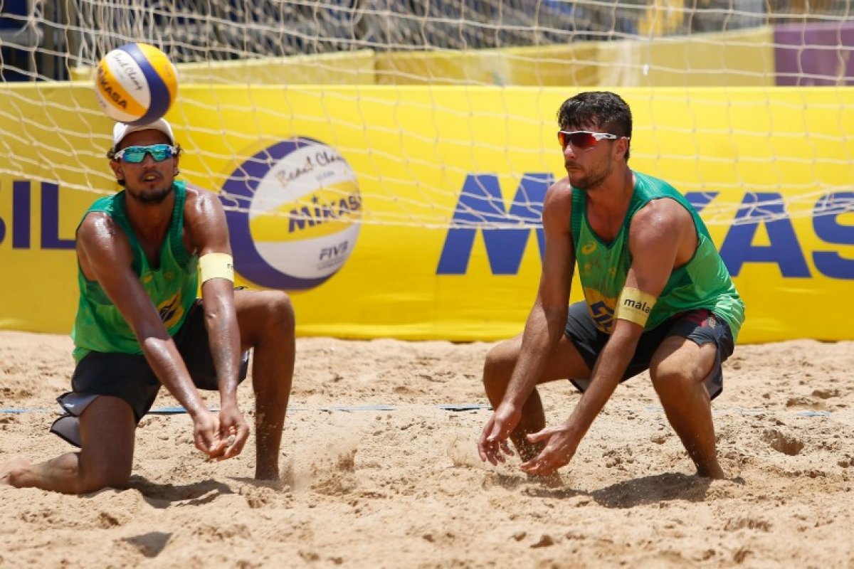 Duplas masculinas carimbam vaga nas quartas de final do Open de Vôlei