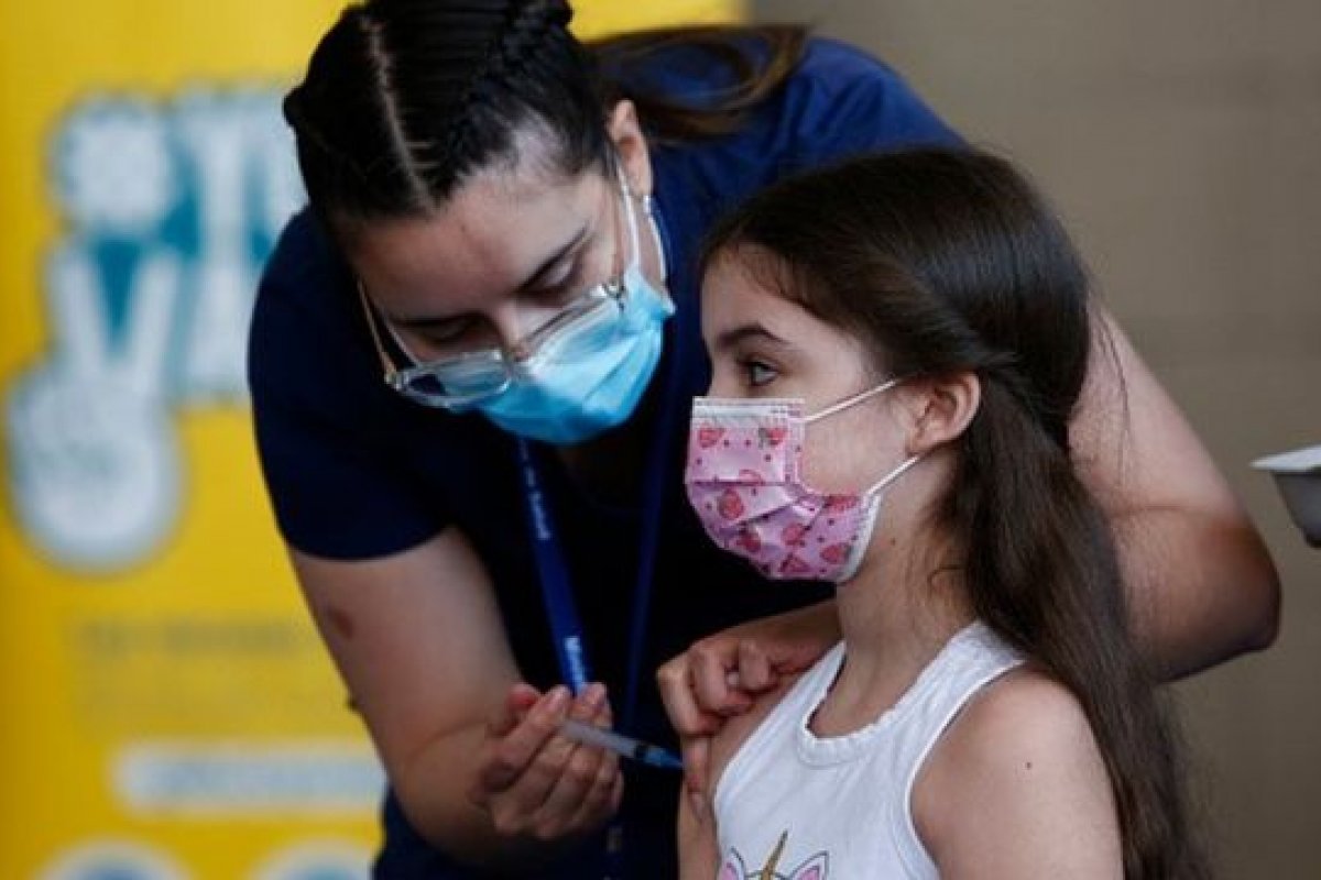 Nenhuma criança ou adolescente morreu por causa da vacina contra Covid-19, afirma Ministério da Saúde