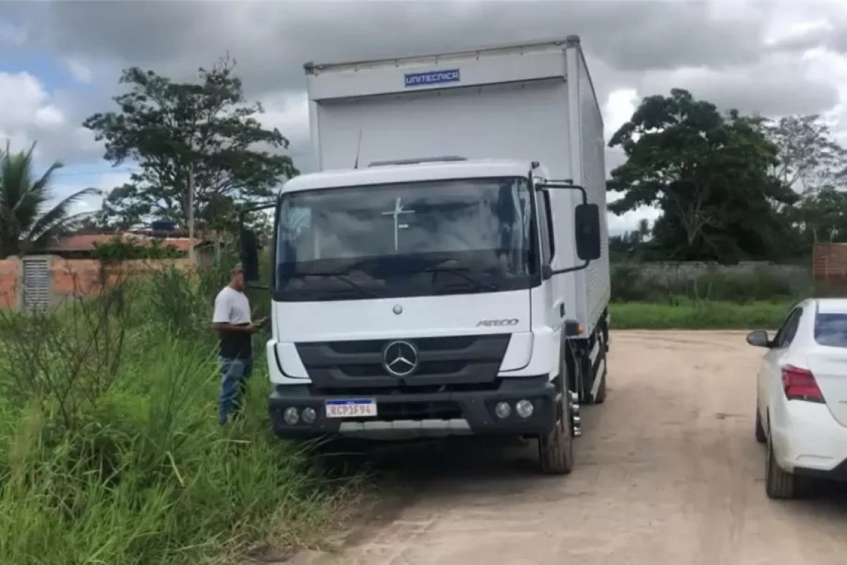 Após roubar caminhão carregado de verduras no interior da Bahia, grupo é preso