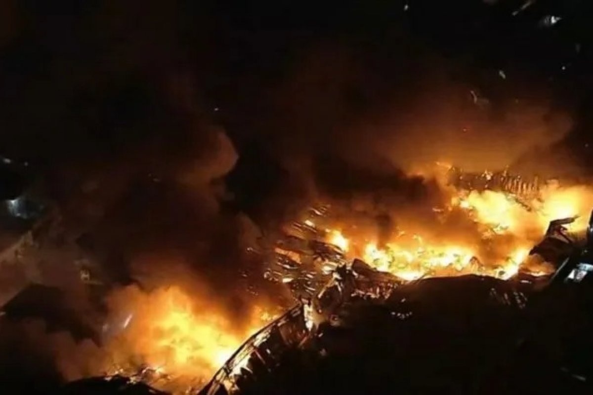 Bombeiro descarta que incêndio em galpão em SP tenha sido causado por balão