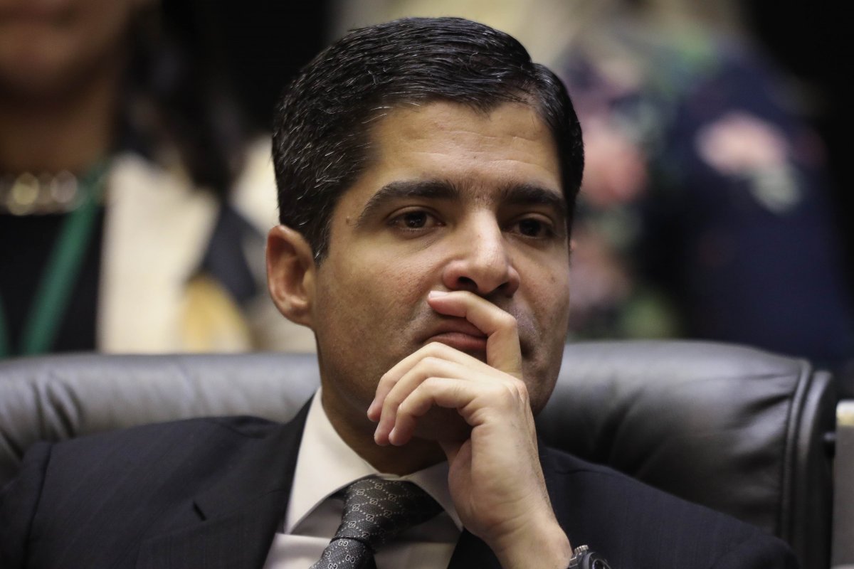 Justiça determina retirada de outdoors com fotos de ACM Neto