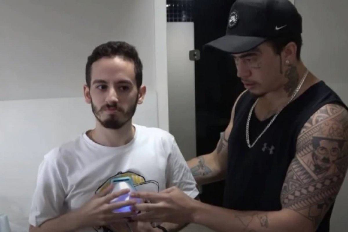 Vídeo: Whindersson mostra dispositivo que ajuda pessoas com deficiência auditiva a "sentir" músicas