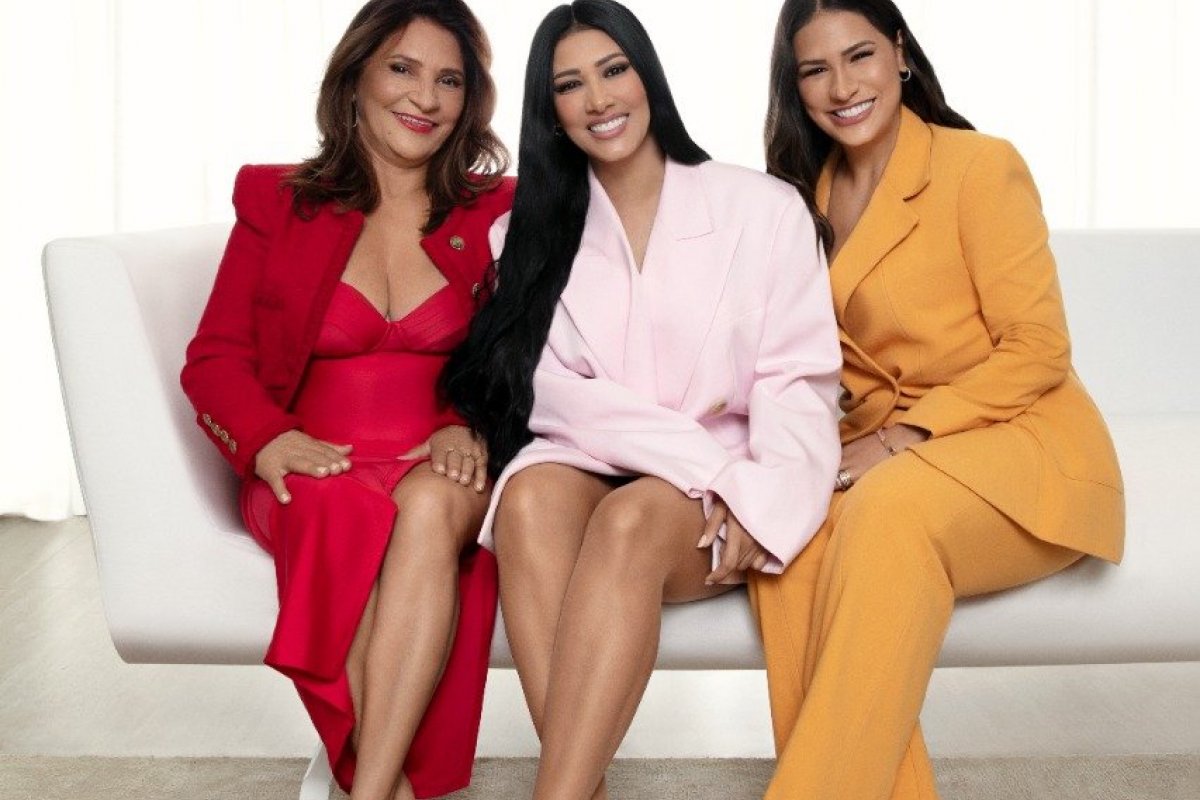 Simone e Simaria, posam pela primeira vez com a sua mãe, Mara Mendes, para comemorar o dia das mães