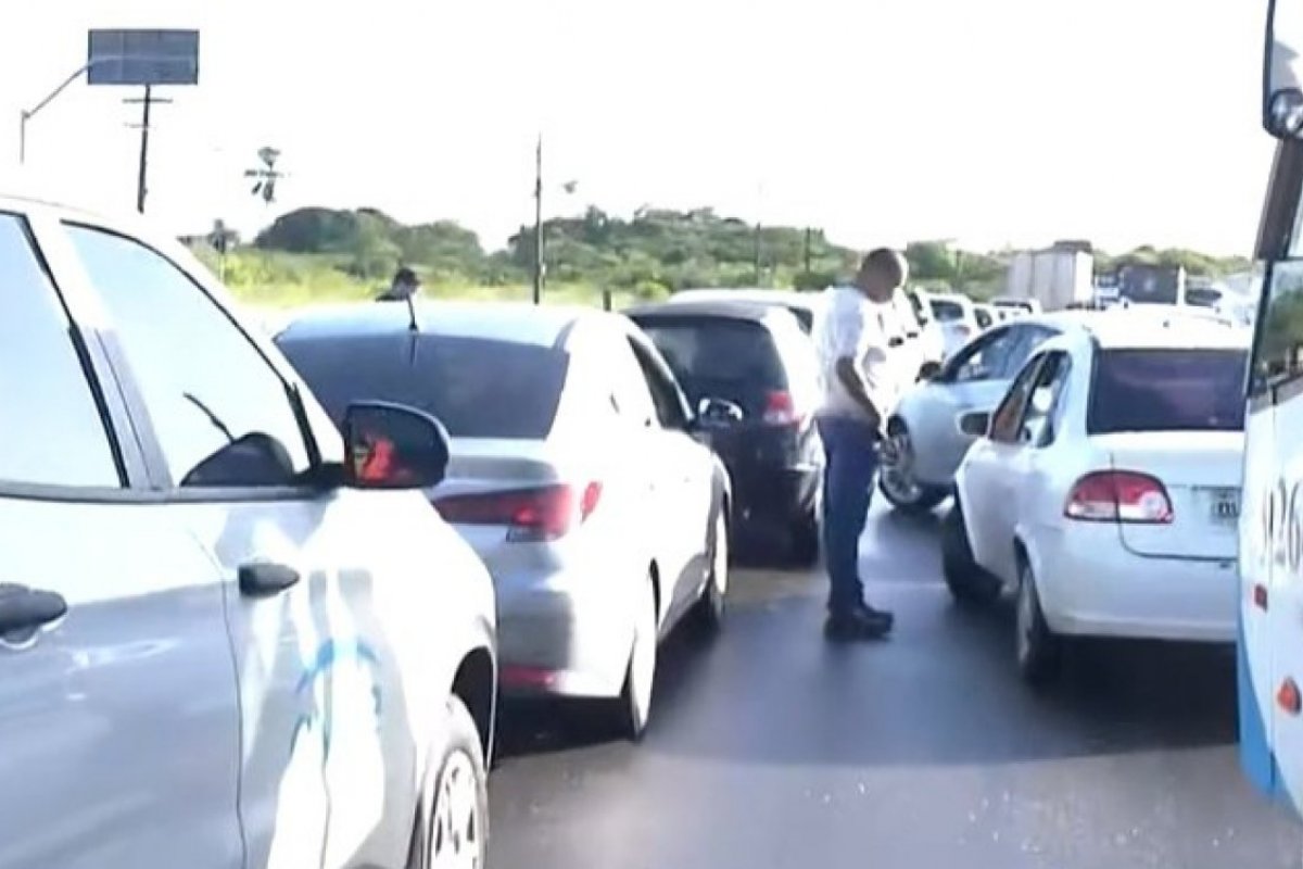 Protesto de ex-funcionários da Ford gera engarrafamento quilométrico entre Via Parafuso e Estada da Cascalheira