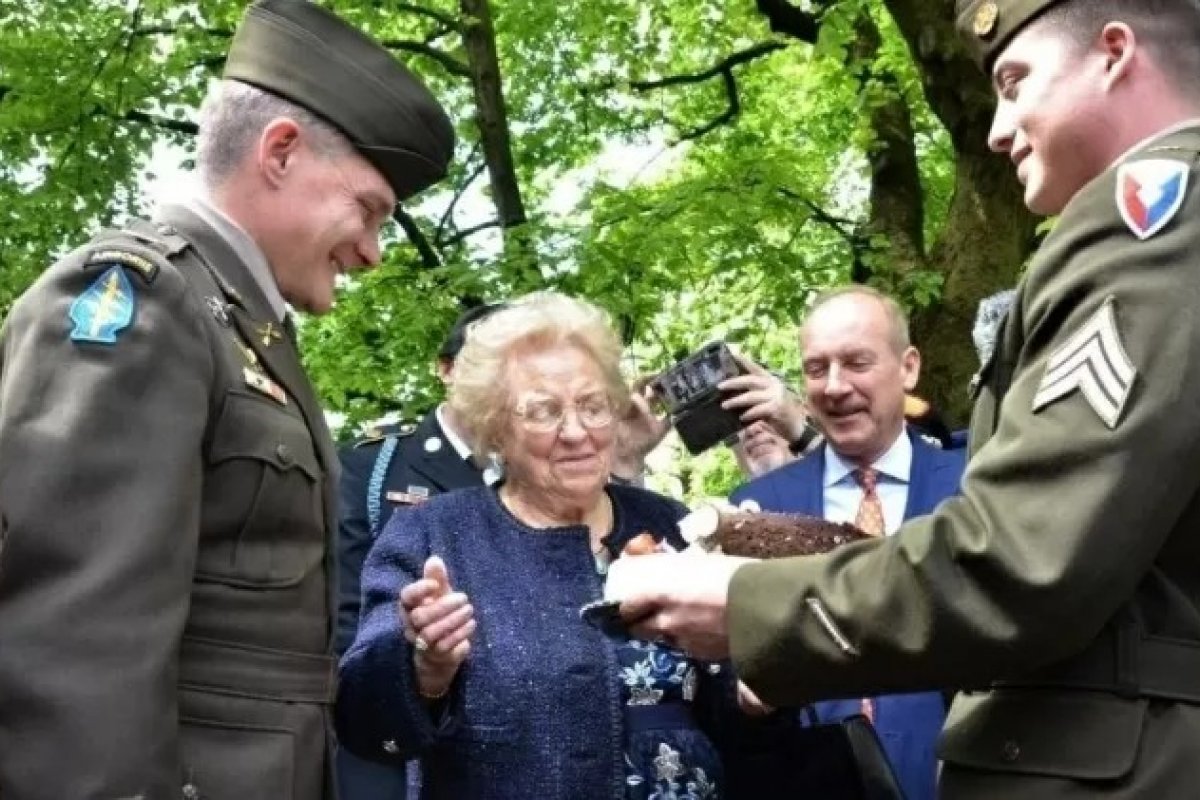 Exército dos EUA 'devolve' bolo de aniversário que roubou de italiana há 77 anos