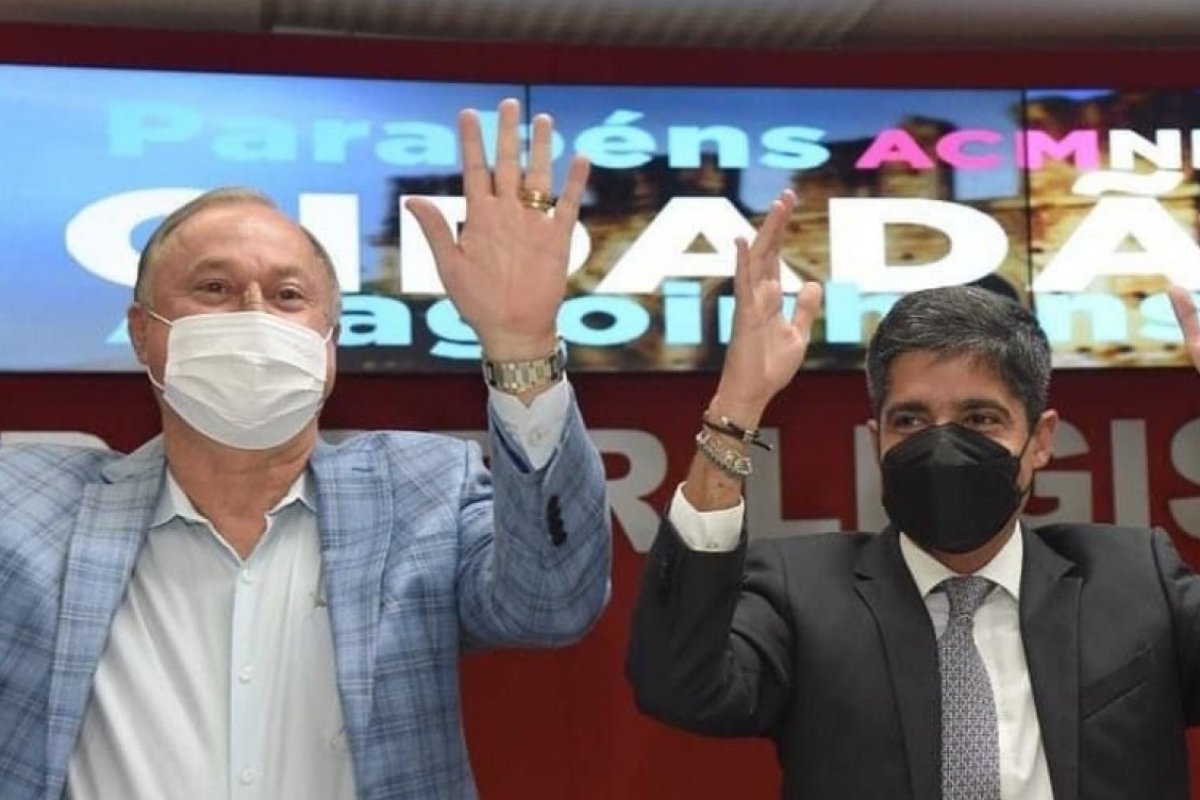 Justiça determina retirada de outdoors de ACM Neto e Paulo Azi após pedido do PT