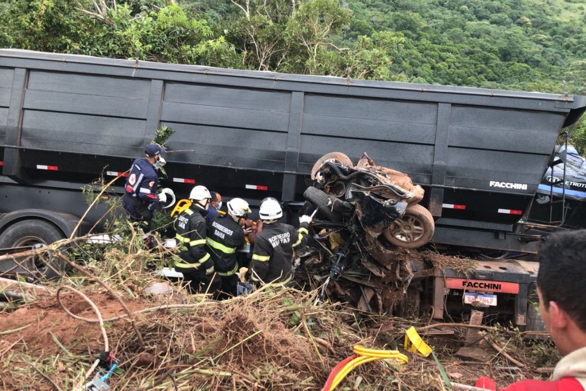 Bombeiros resgatam vítimas presas às ferragens após colisão de veículos na BR-324
