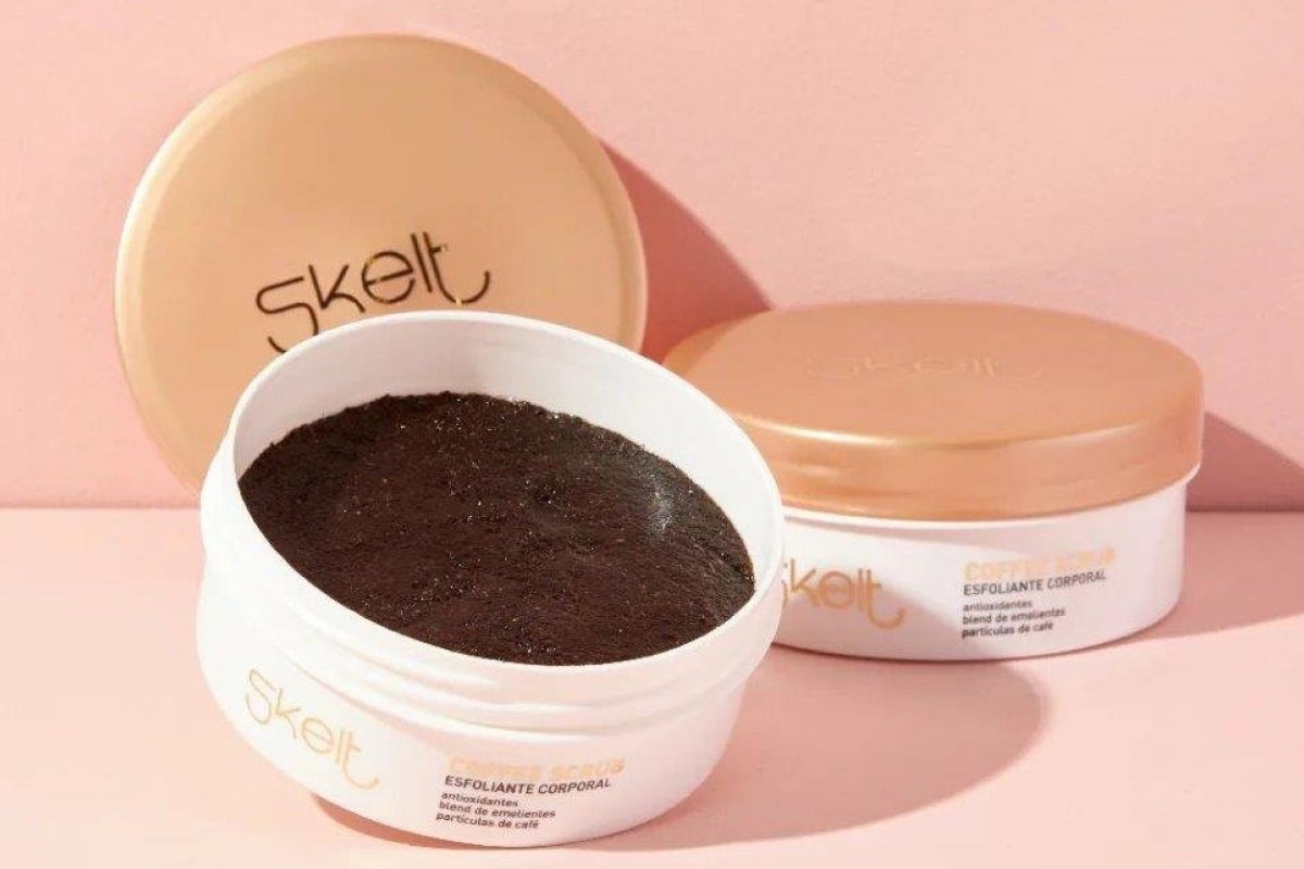 Café na rotina de cuidados com o corpo: Entenda como o ativo natural pode ser benéfico para a pele
