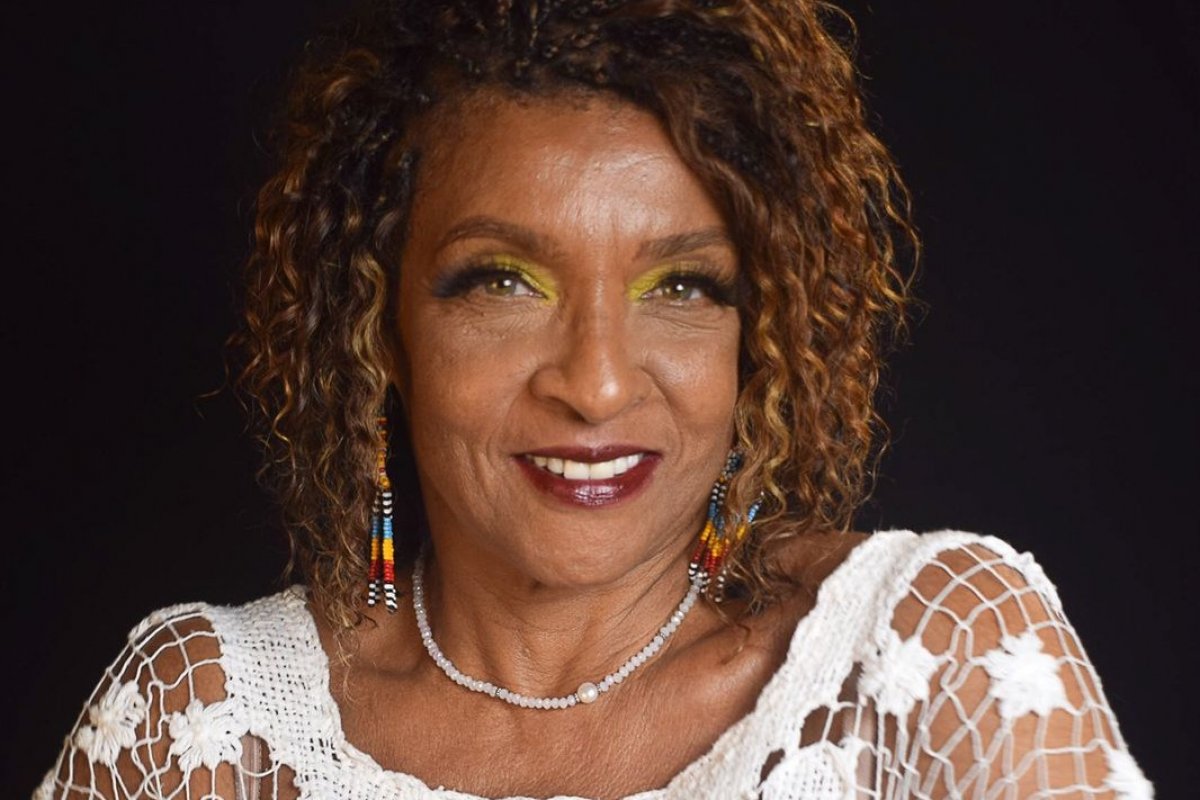 Atriz Elisa Lucina lança livro em Salvador neste sábado