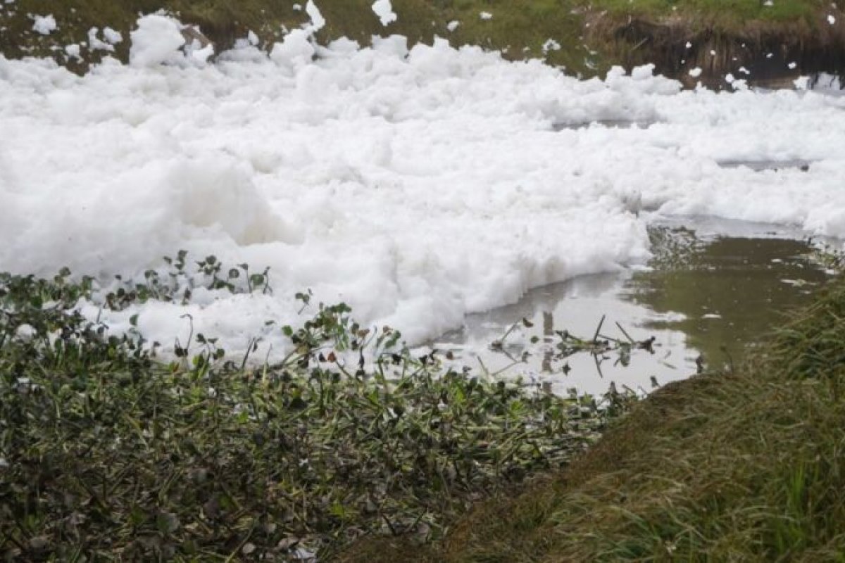 Nuvens de espuma tóxica flutuam nas ruas do subúrbio de Bogotá, na Colômbia