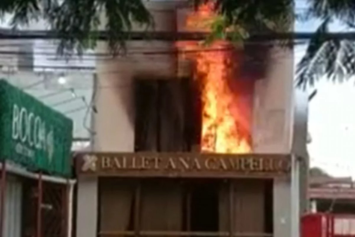 Bombeiros controlam chamas em escola de balé em Salvador