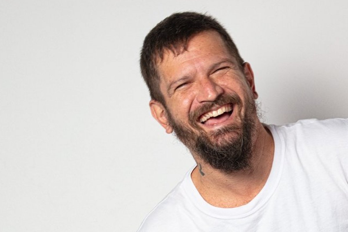 Saulo estreia novo álbum reunindo nomes como Dexter, Afrocidade, Melim, Vítor Kley, Durval Lelys, Anna Tréa, Melly e Arthur Ramos