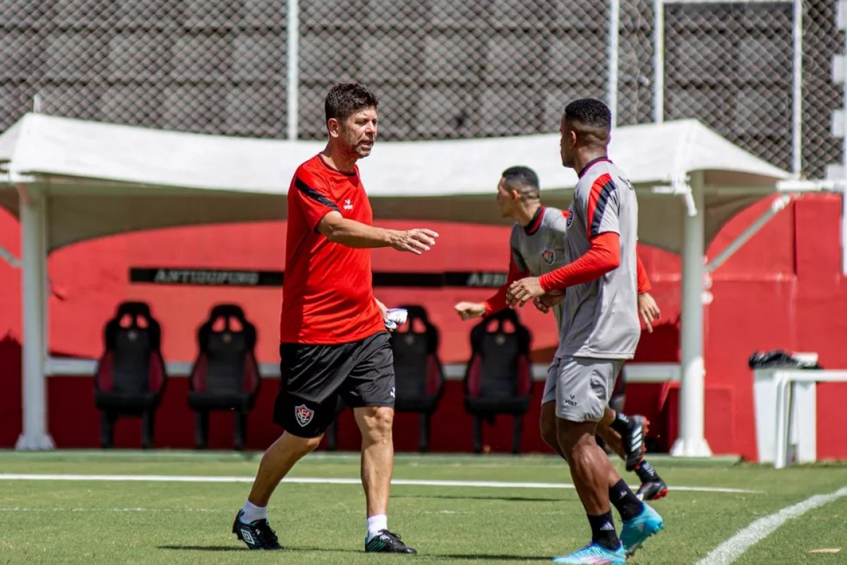 Fabiano Soares estreia como treinador do Vitória neste sábado (30)