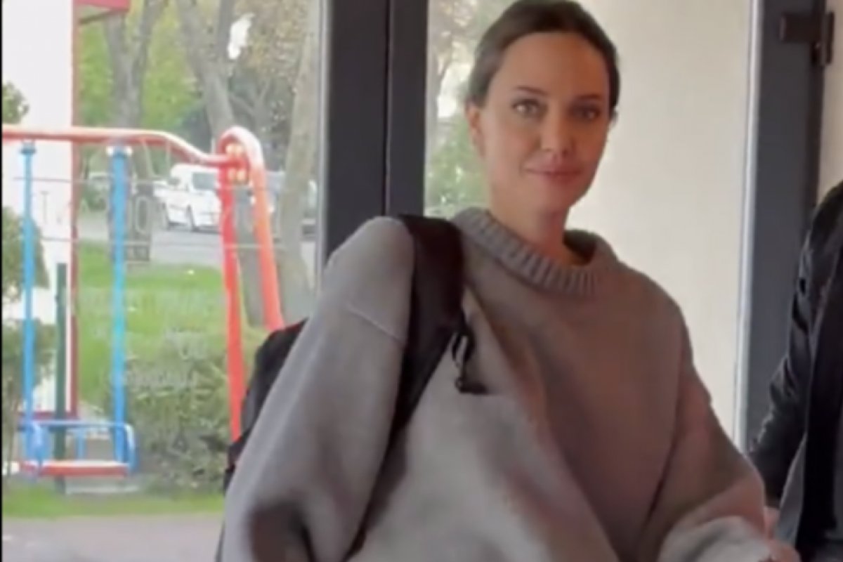Angelina Jolie visita estação de trem em Lviv, na Ucrânia: 'Sei como trauma afeta as crianças'