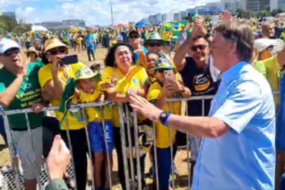 Bolsonaro comparece em manifestação a favor de seu governo, mas evita discursar