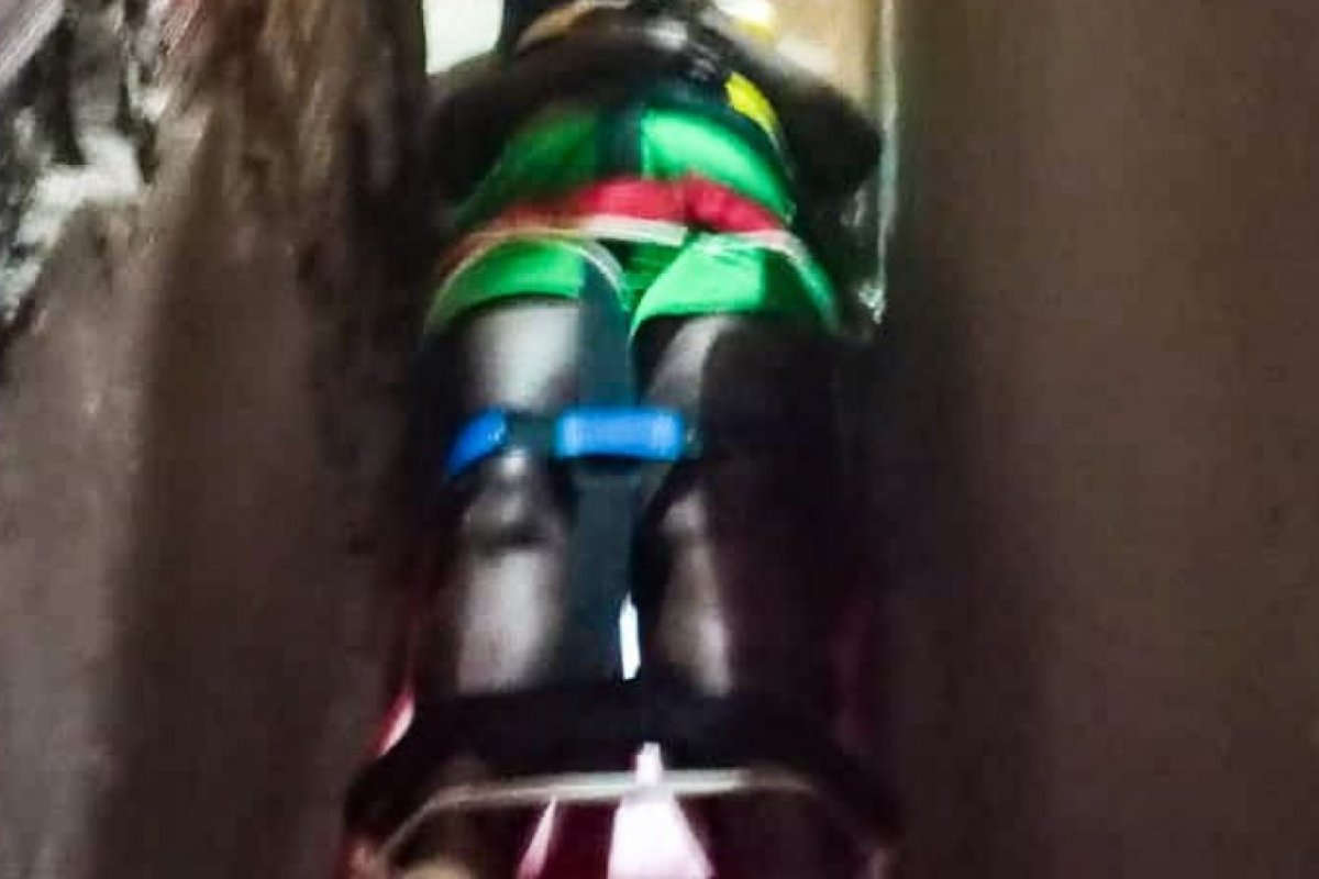 Mulher é resgatada por bombeiros após cair de escada em local de difícil acesso em Salvador