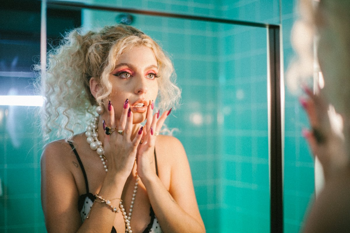 Depois de um primeiro trabalho que a trouxe mais de 40 milhões de plays nas plataformas, Clara Valverde lança Canseira