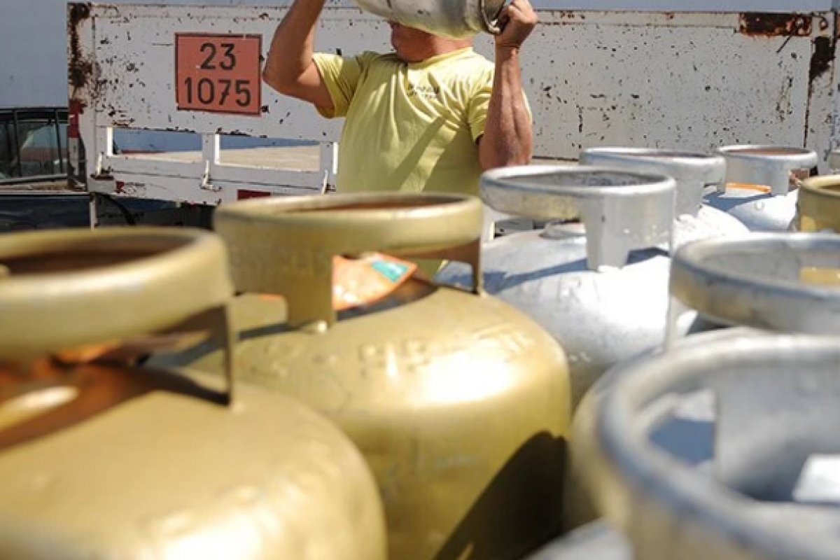 Redução de preço do gás de cozinha feito pela Petrobras ainda não chegou ao consumidor