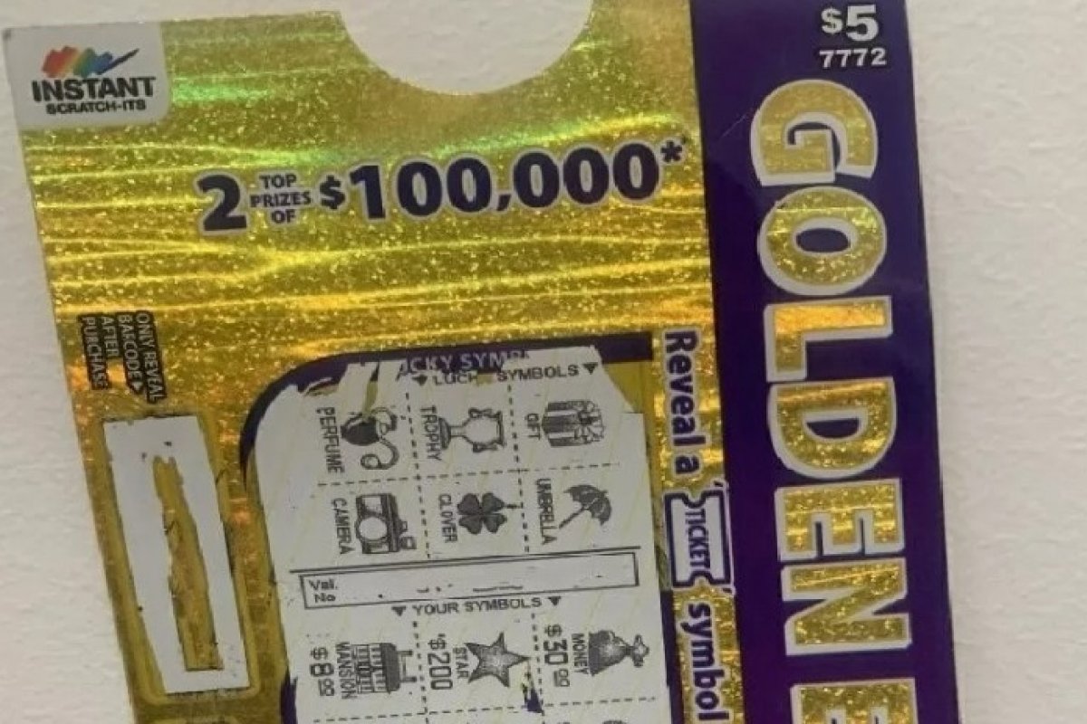 Mulher ganha US$ 100 mil após marido recuperar bilhete premiado