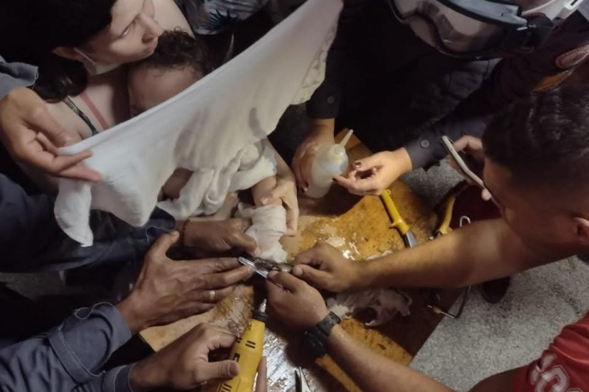 Vídeo: bombeiros retiram ralo preso em dedo de criança de dois anos