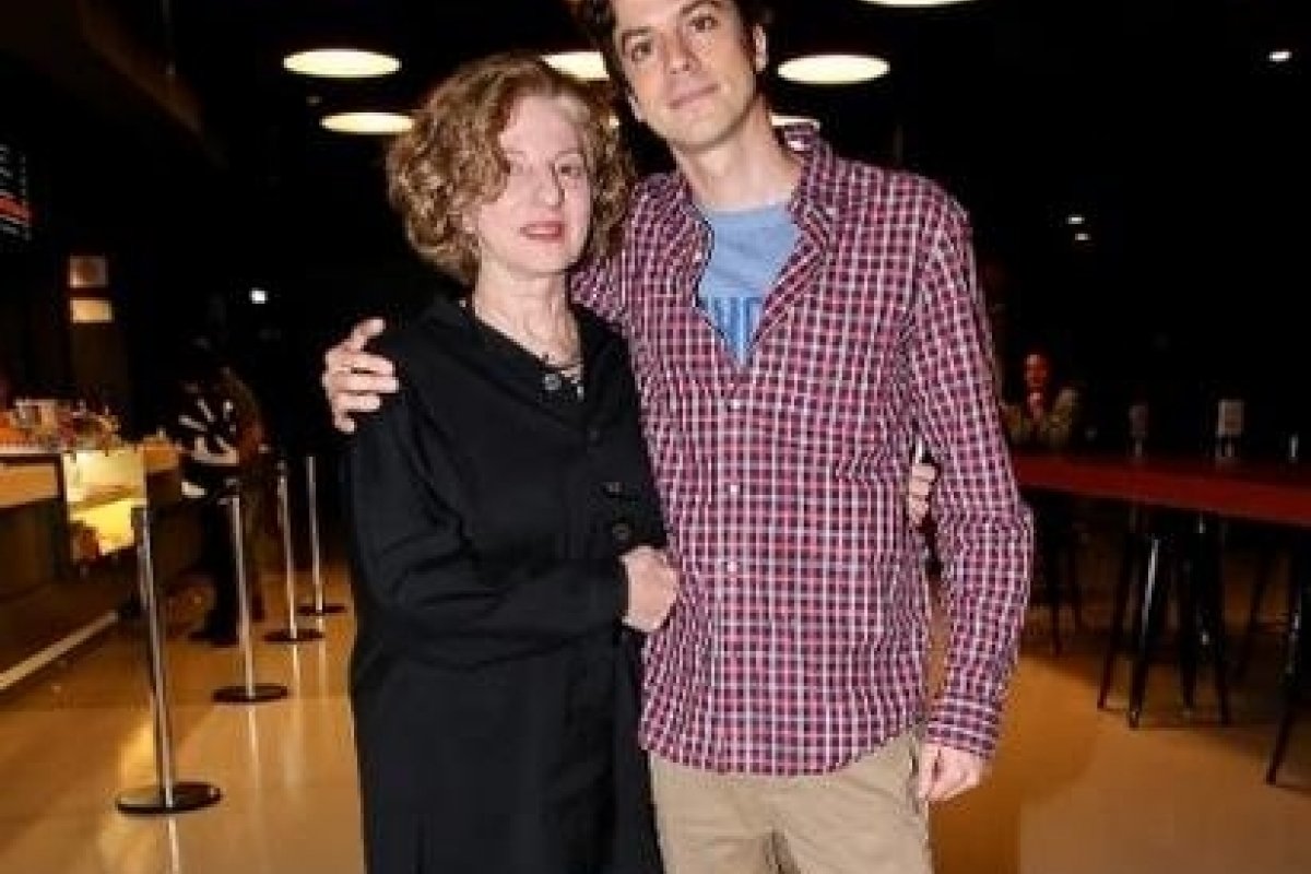 Mãe de Luciano Huck surge em evento para prestigiar o filho caçula