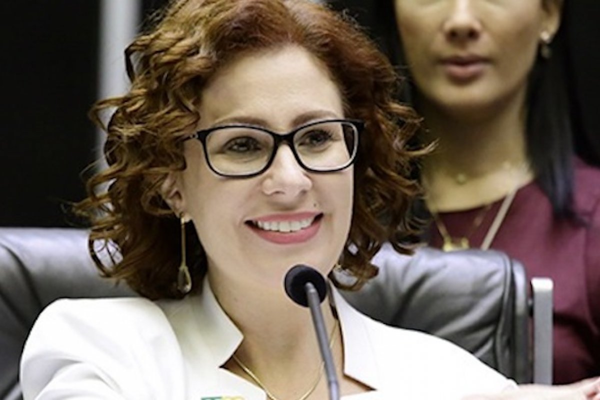 Carla Zambelli tem R$ 22,2 mil bloqueados pela Justiça para indenizar Tom Zé